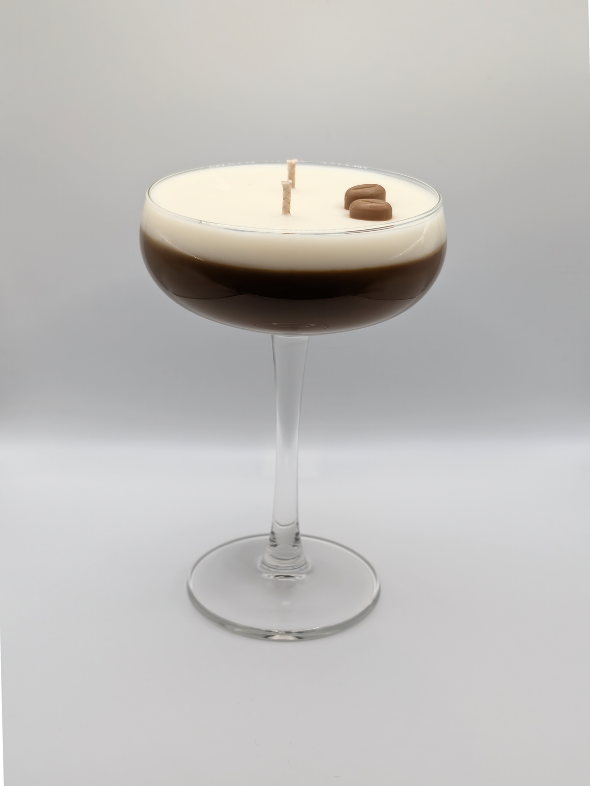 Handgemaakte Espresso Martini Cocktail Kaars. Met heerlijke geur van espresso en wodka.