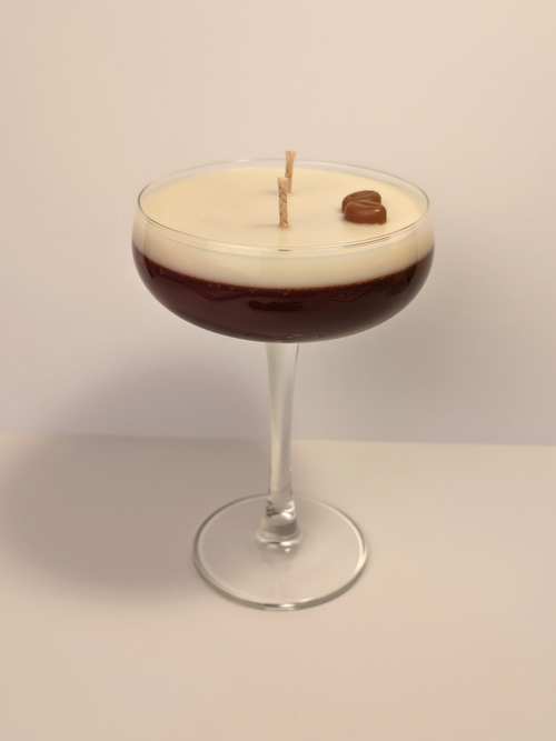 Handgemaakte Espresso Martini Cocktail Kaars. Met heerlijke geur van espresso en wodka.