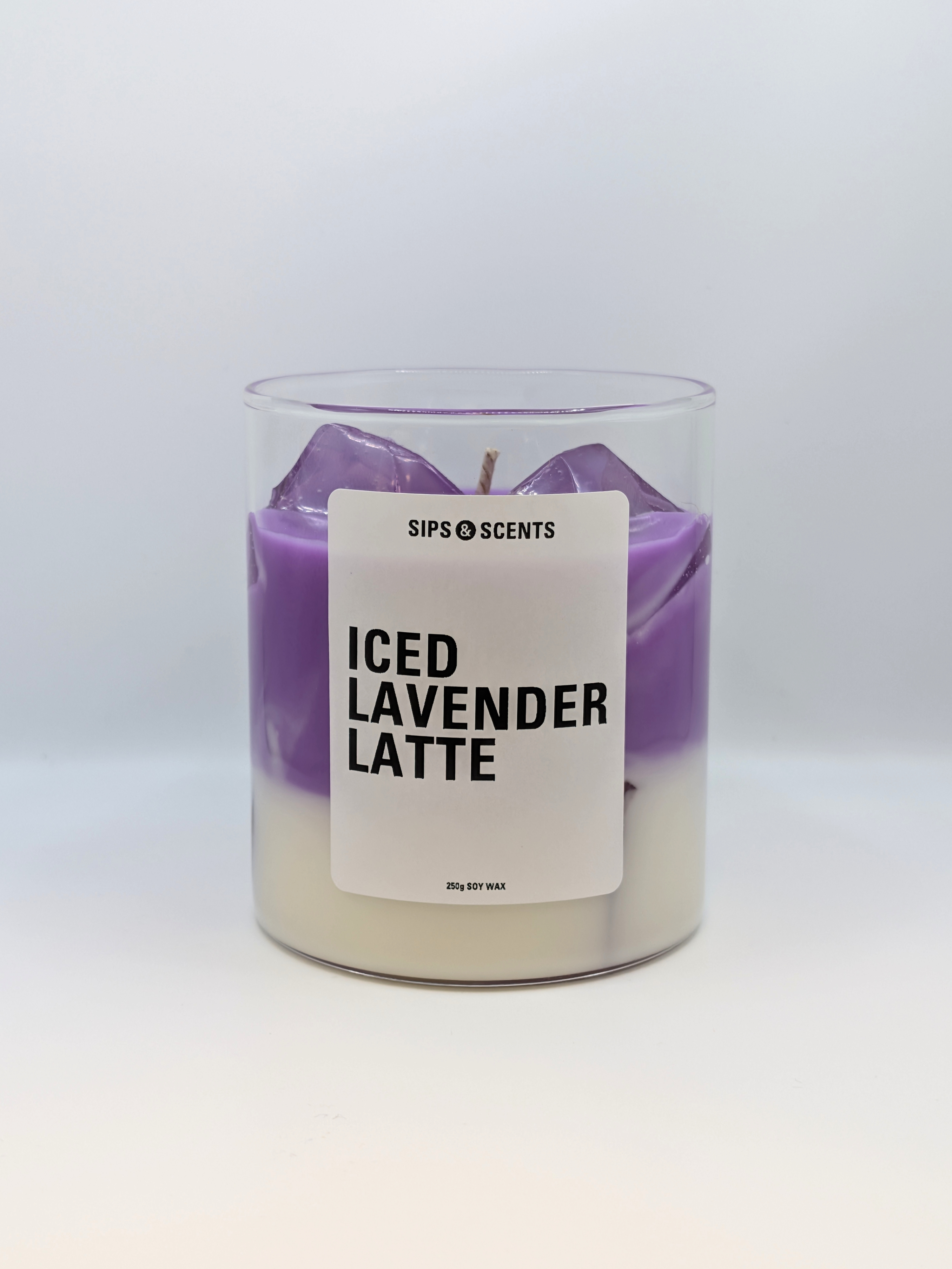 Handgemaakte Iced Lavender Latte kaars. Sojakaars met frisse lavendel geur
