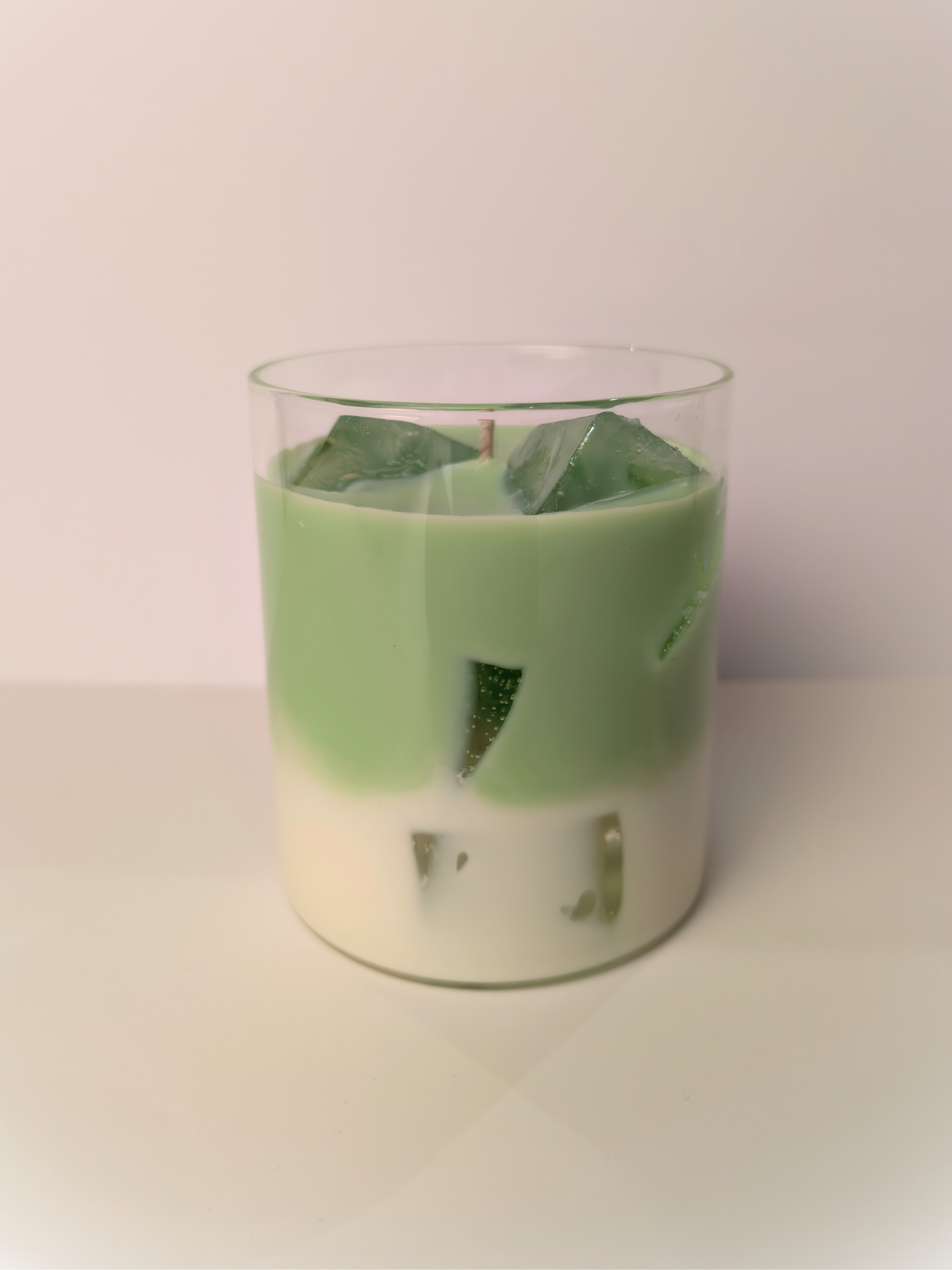 Handgemaakte Iced Matcha Latte kaars. Sojakaars met frisse groene thee geur