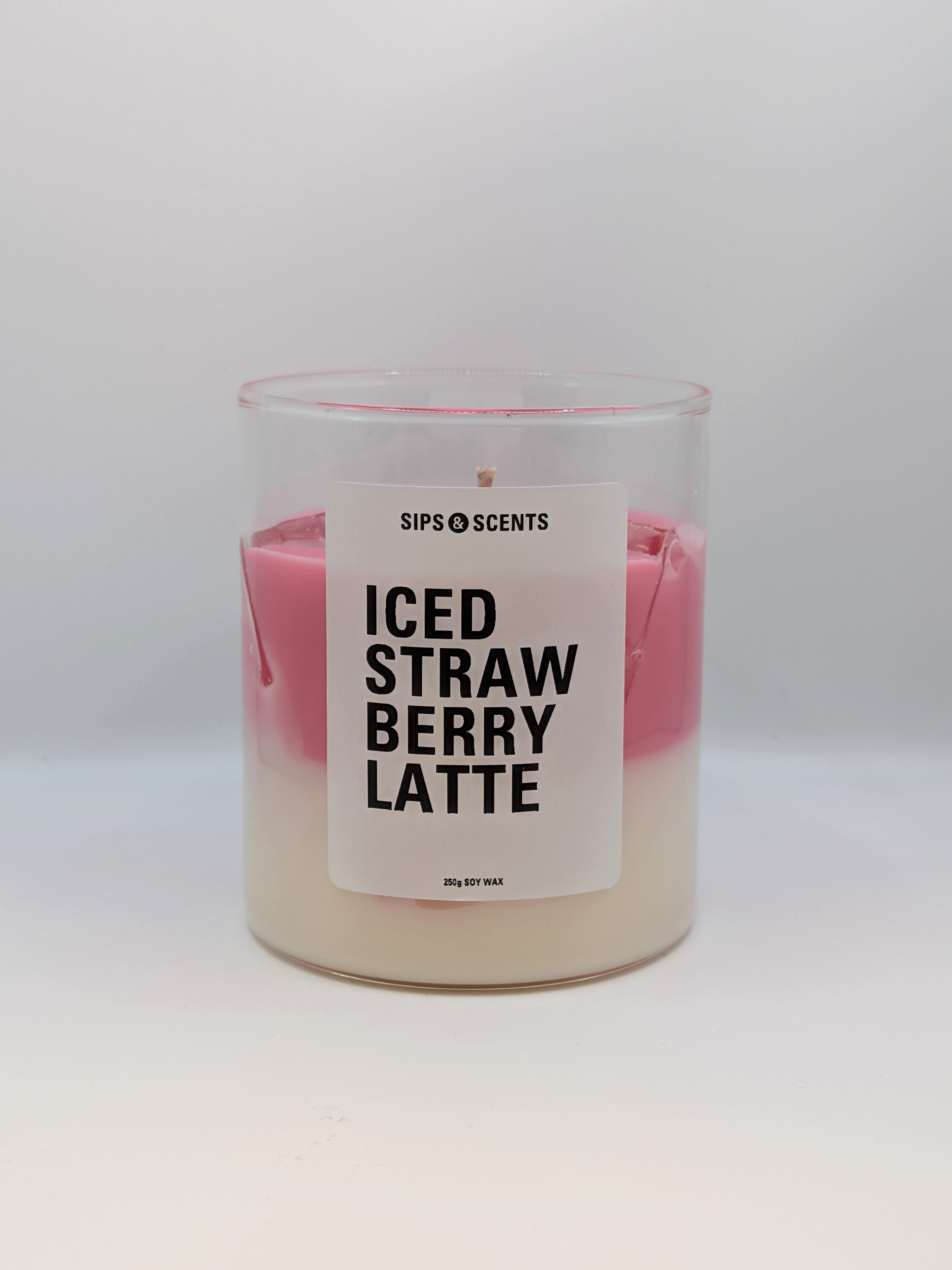 Handgemaakte Iced Strawberry Latte kaars. Sojakaars met frisse aardbei geur