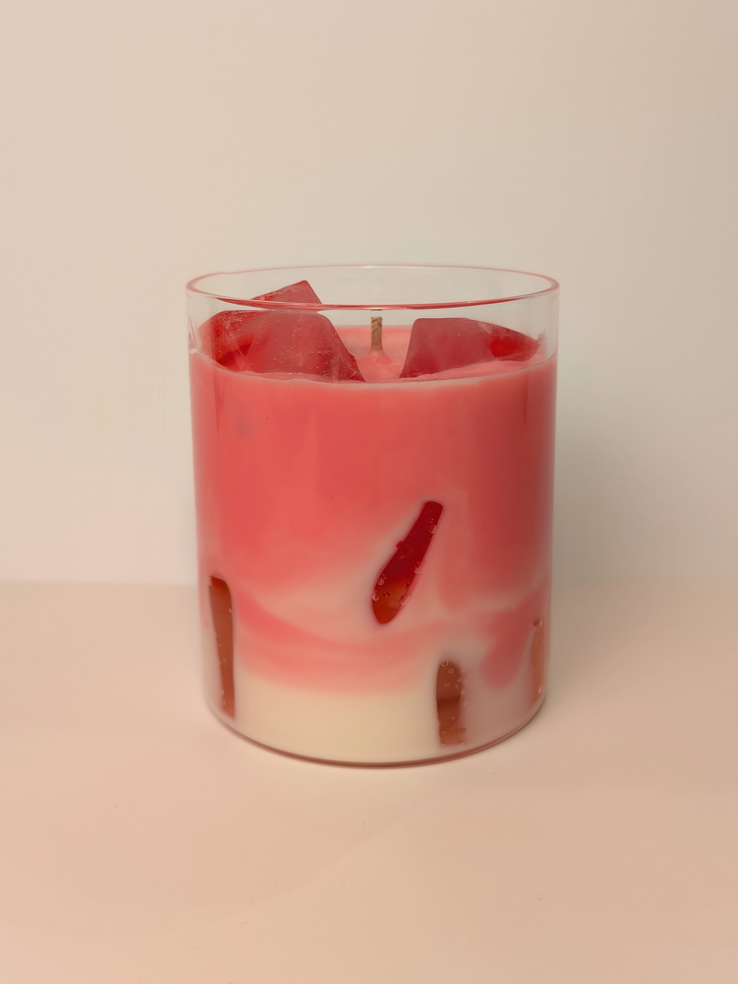 Handgemaakte Iced Strawberry Latte kaars. Sojakaars met frisse aardbei geur