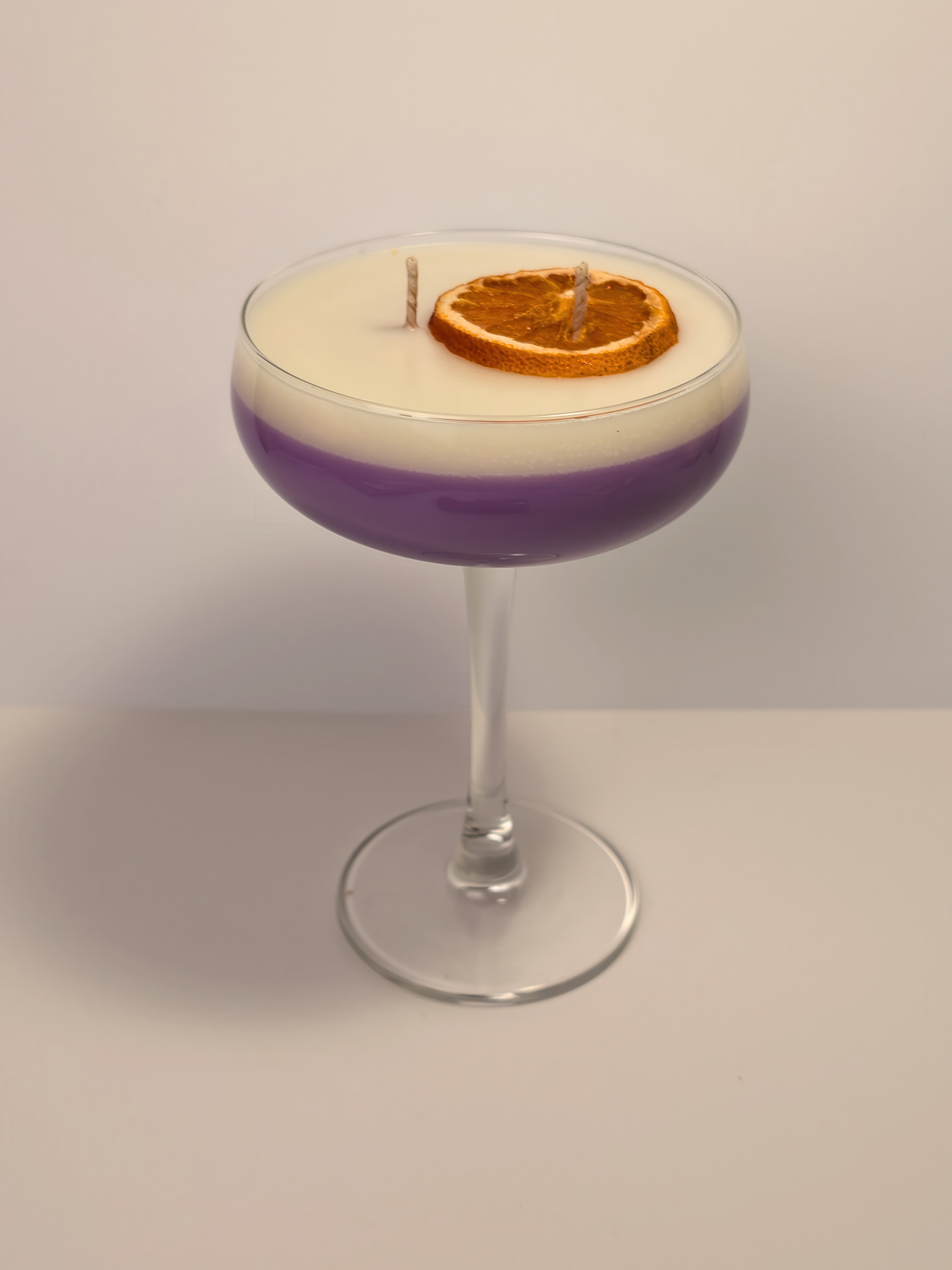 Handgemaakte Lady Violet Cocktail Kaars. Met frisse lavendel en vanille geur.